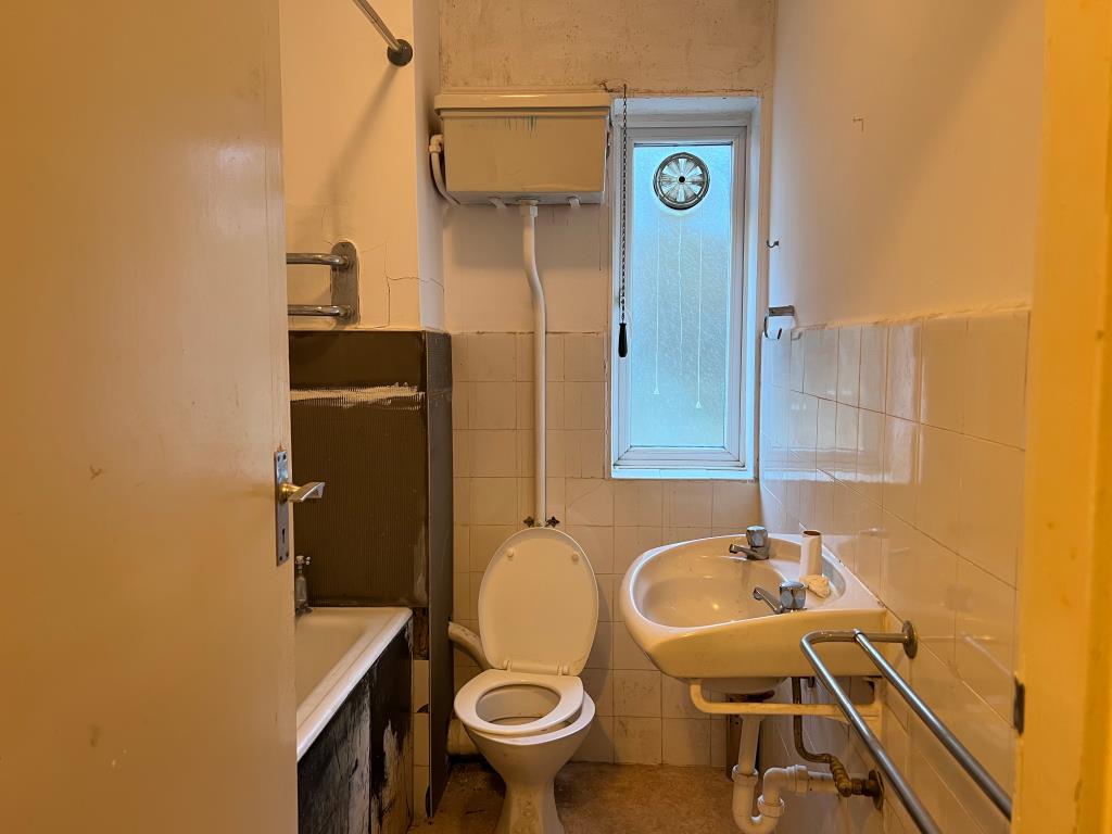 Lot: 32 - ONE BEDROOM APARTMENT FOR INVESTMENT - Bathroom with bath, sink and WC